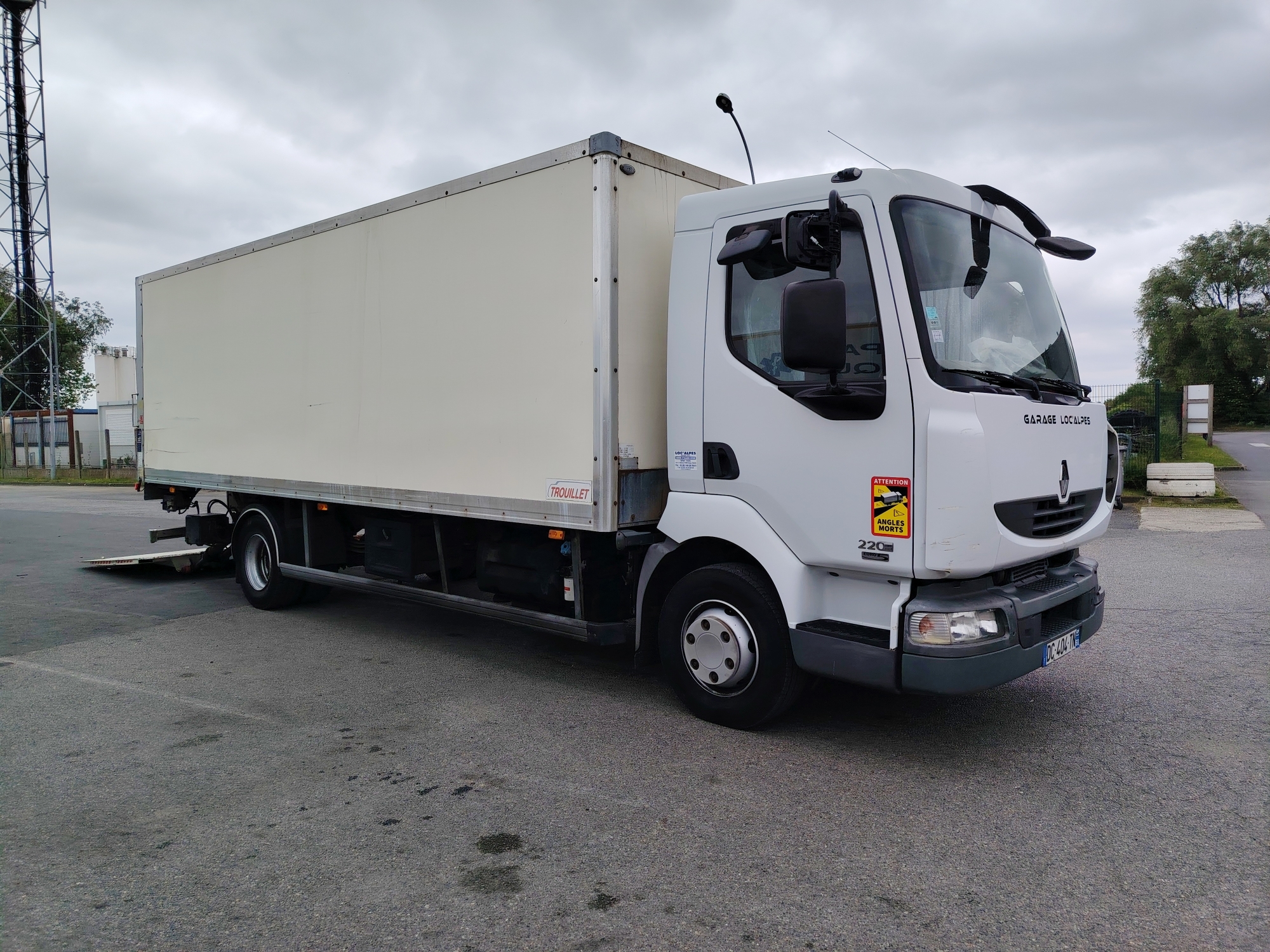 CAMION POIDS LOURD RENAULT MIDLUM 220.12 FOURGON MESSAGERIE LOCATION CAMION POIDS LOURD RENAULT MIDLUM 220.12 FOURGON MESSAGERIE LOCATION