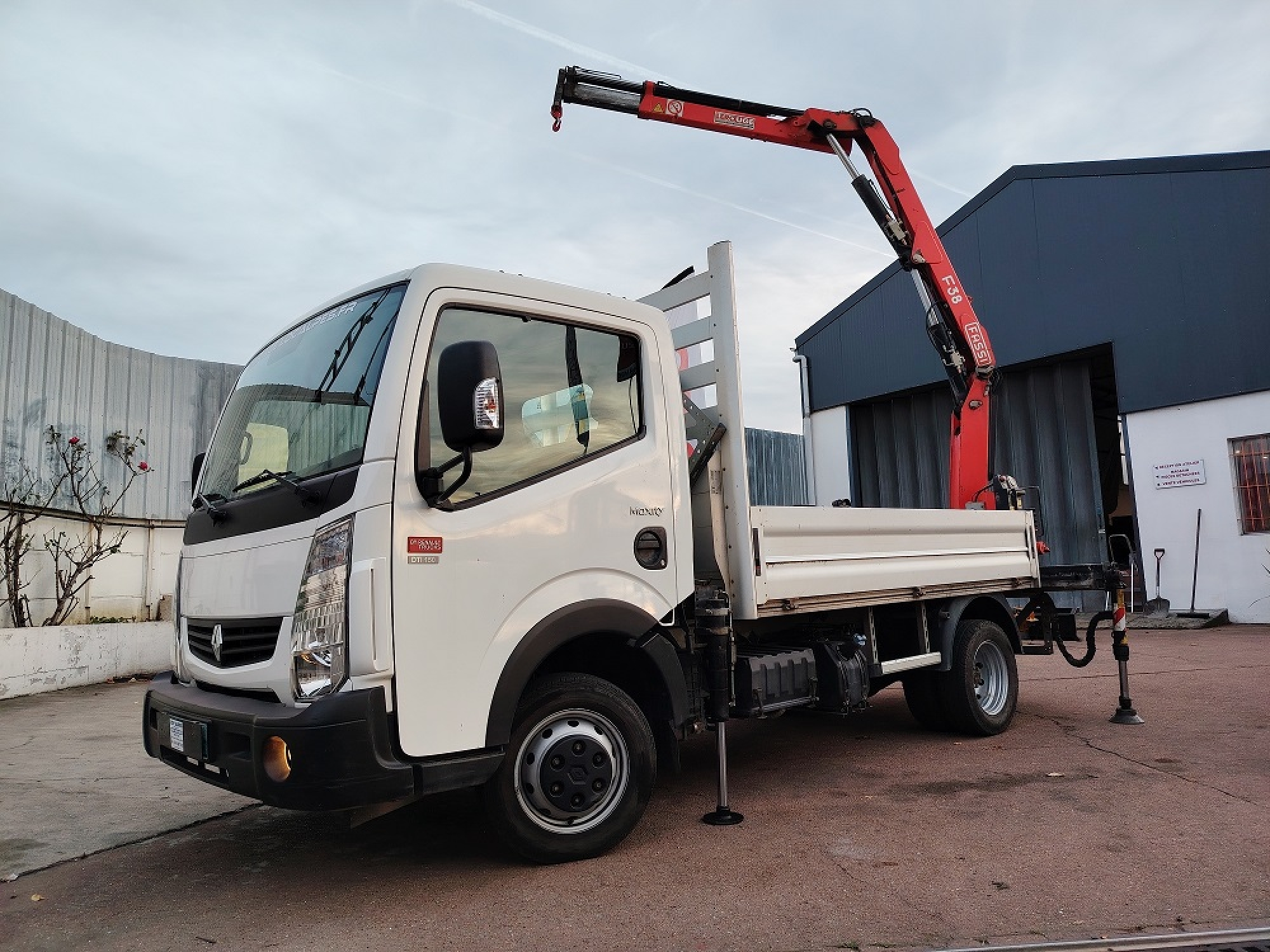 RENAULT Maxity 150 dti plateau Grue Fassi F38 Marbrier Marbrerie RENAULT Maxity 150 dti plateau Grue Fassi F38 Marbrier Marbrerie