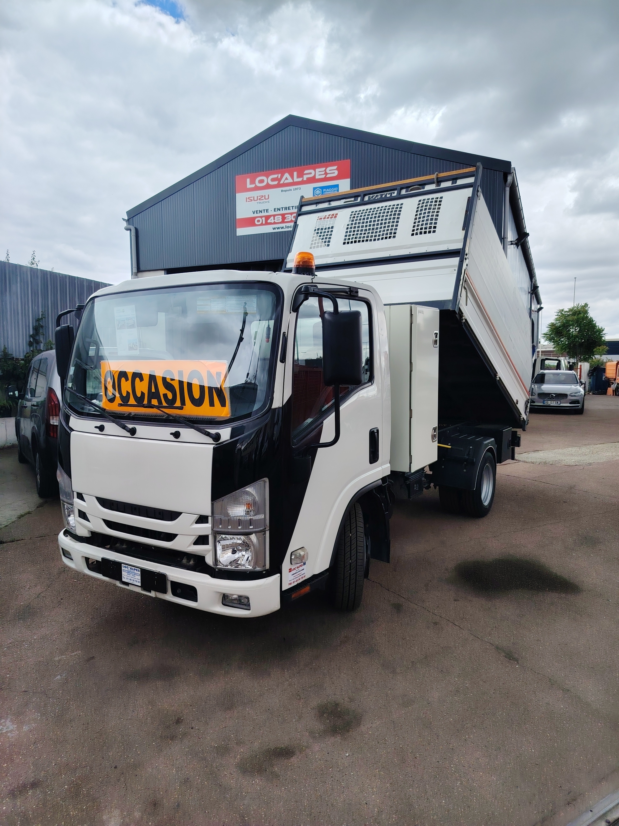 ISUZU M21 BENNE-COFFRE OCCASION ISUZU M21 BENNE-COFFRE OCCASION
